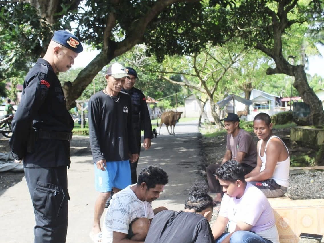 Brimob Maluku Laksanakan Patroli Kamtibmas Sambang Warga Di Wilayah Maluku Tengah