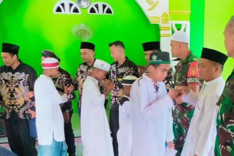 Wujud Kepedulian dan Perhatian, Satgas Yonarmed 1 Kostrad Gelar Bakti Sosial Membagikan Paket Sembako