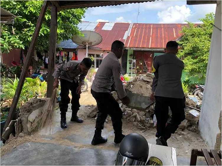 Polres Tanimbar Bantu Warga Membersihkan Puing Rumah Rusak Akibat Gempa