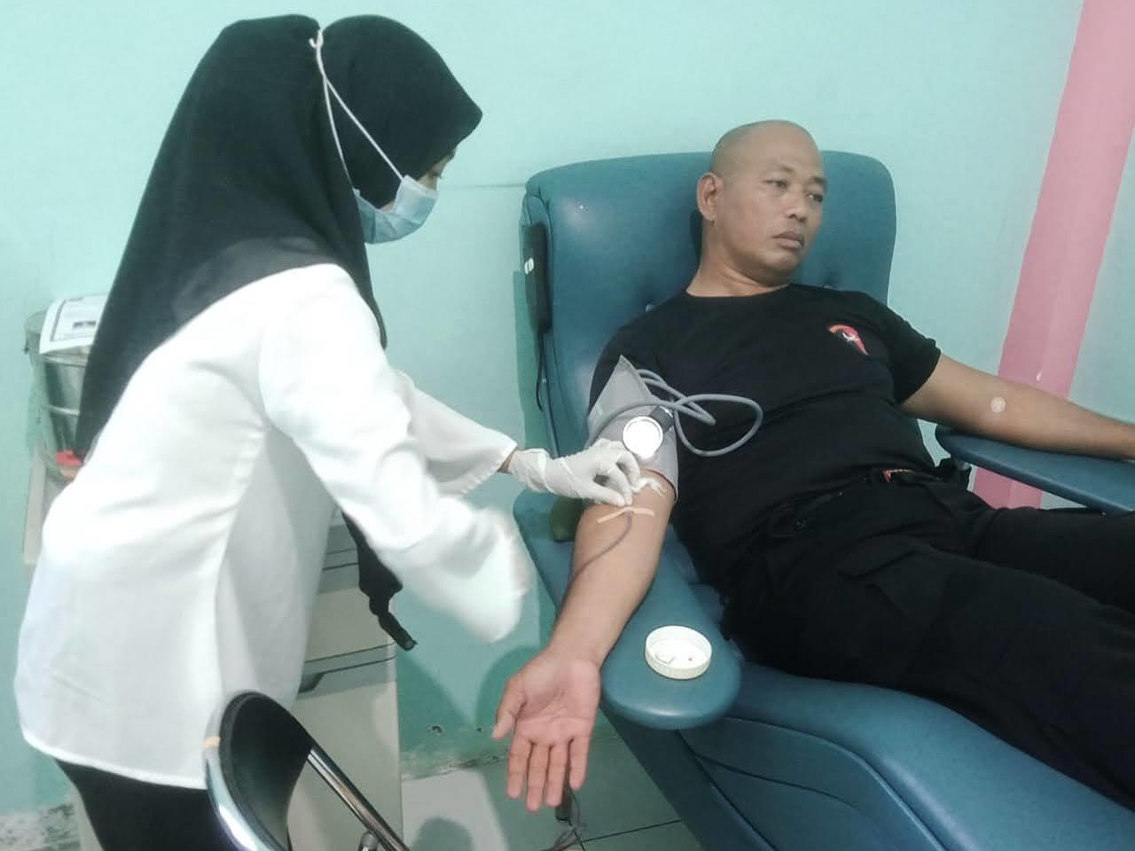 Brimob Batalyon B Pelopor Bantu Donorkan Darah Untuk Pasien RSUD Masohi