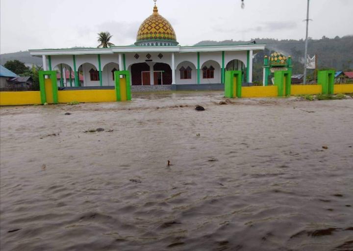 Satu Masjid Di Dusun Olas, Kabupaten SBB, Terendam Banjir.