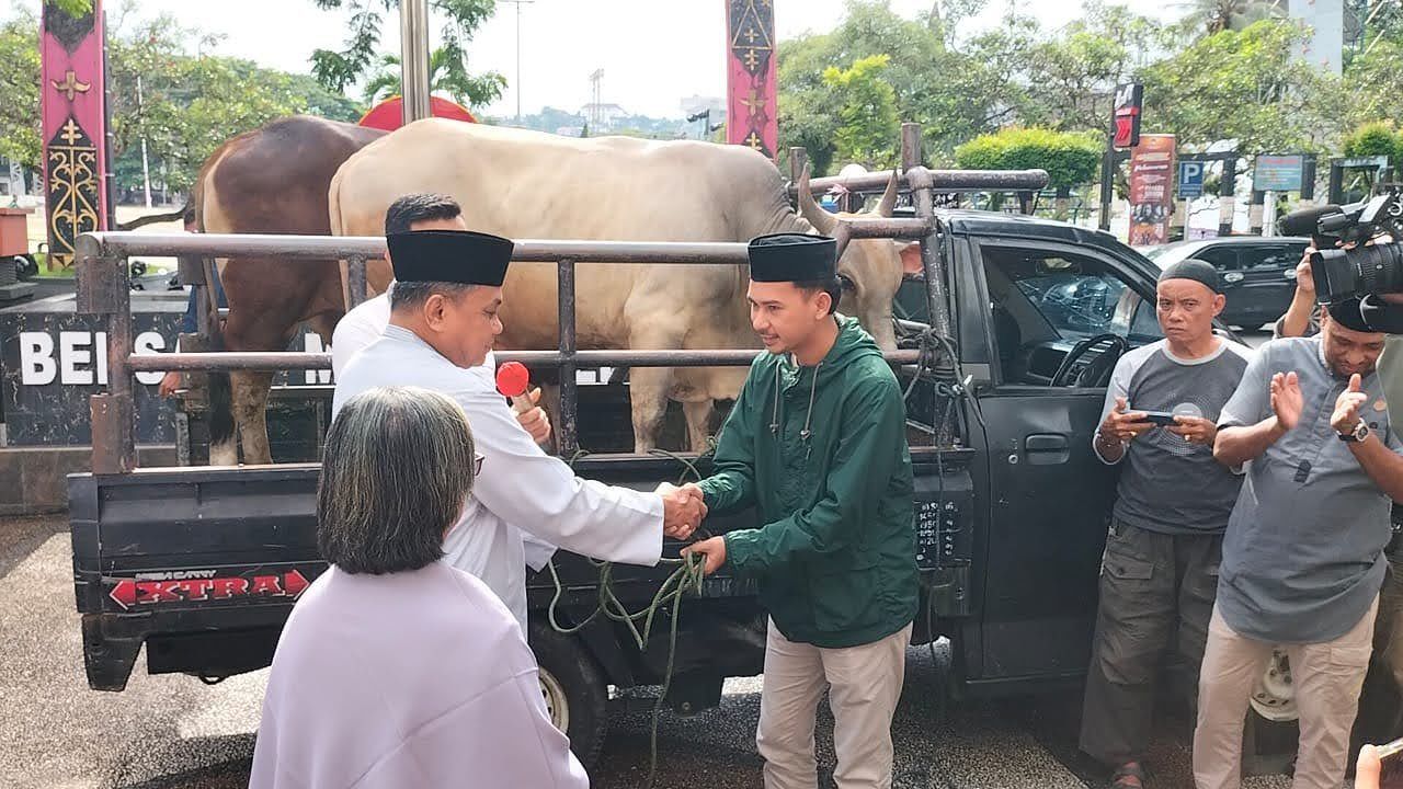 Hari Raya Idul Adha tahun 2024 Pemerintah Kota Ambon Serahkan Hewan Kurban kepada 70 Penerima