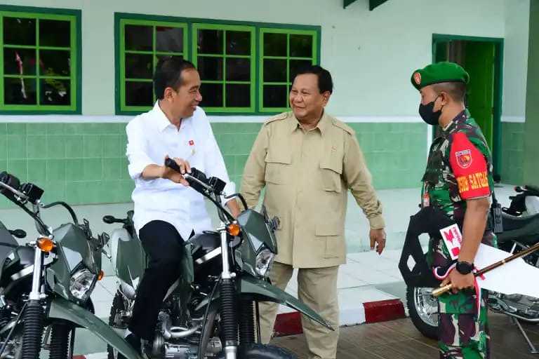 Prabowo Serahkan 40 Motor di Kodim 1503/Tual, Jokowi dan Istri Jadi Saksi