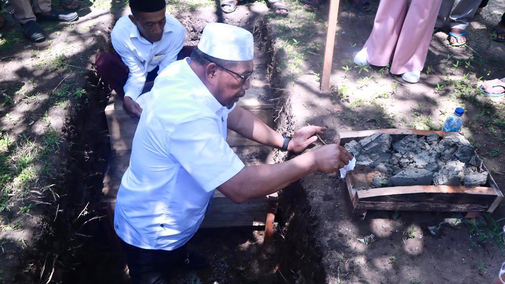 GUBERNUR LETAKAN BATU PERTAMA PEMBANGUNAN RUMAH ADAT RUMADERUN KATALOKA GORAN RIUN