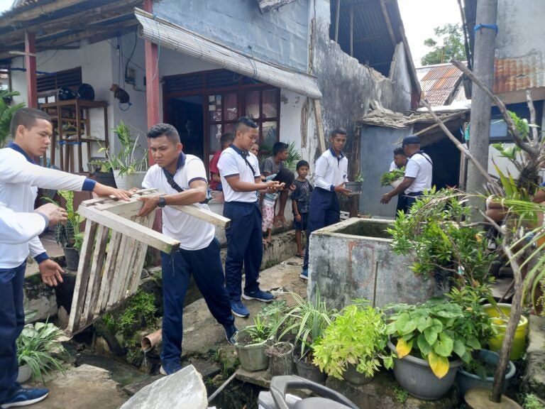 GERAK CEPAT DANLANTAMAL IX AMBON KERAHKAN BANTUAN KORBAN GEMPA SAUMLAKI