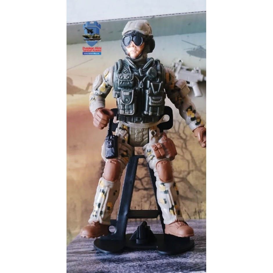 Mainan Helikopter Militer dengan Action Figure Tentara Plastik