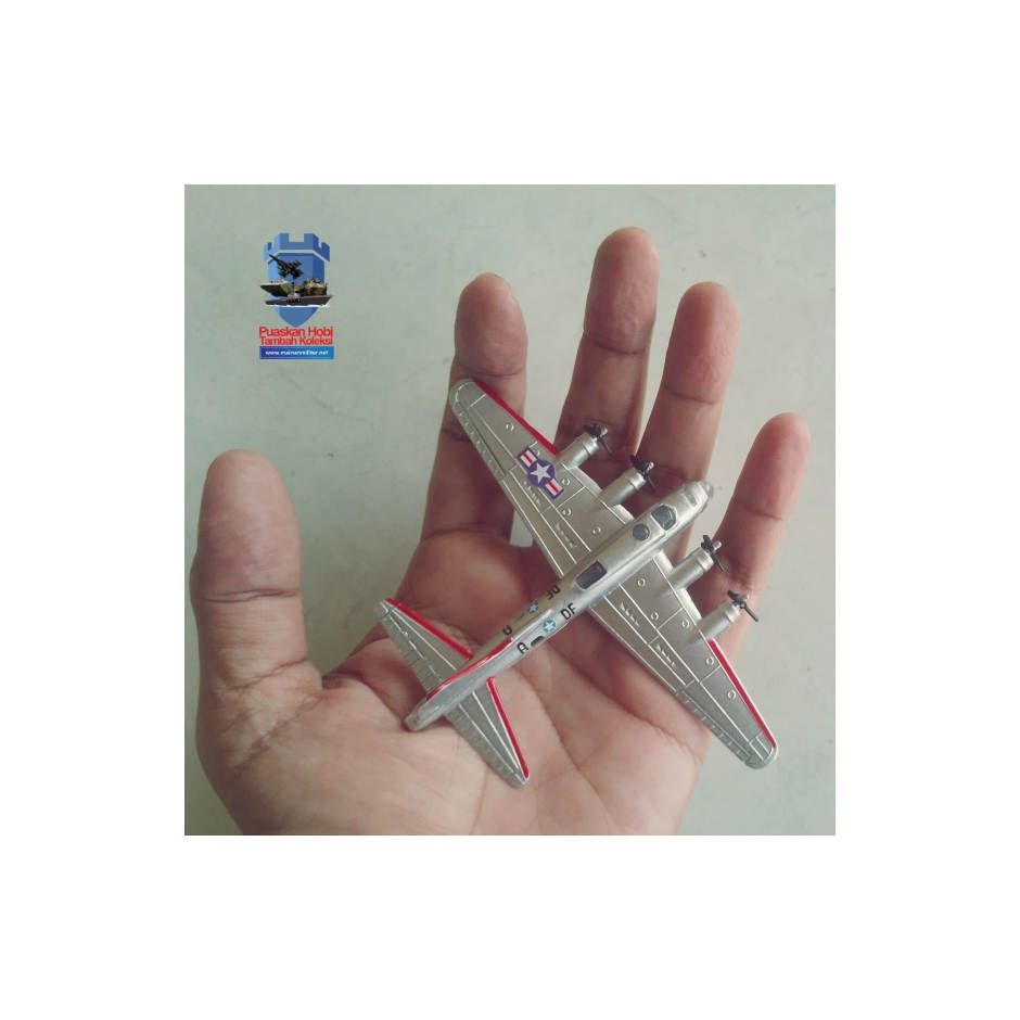 Miniatur Pesawat Pengebom B 17 Flying Fortress Skala 144