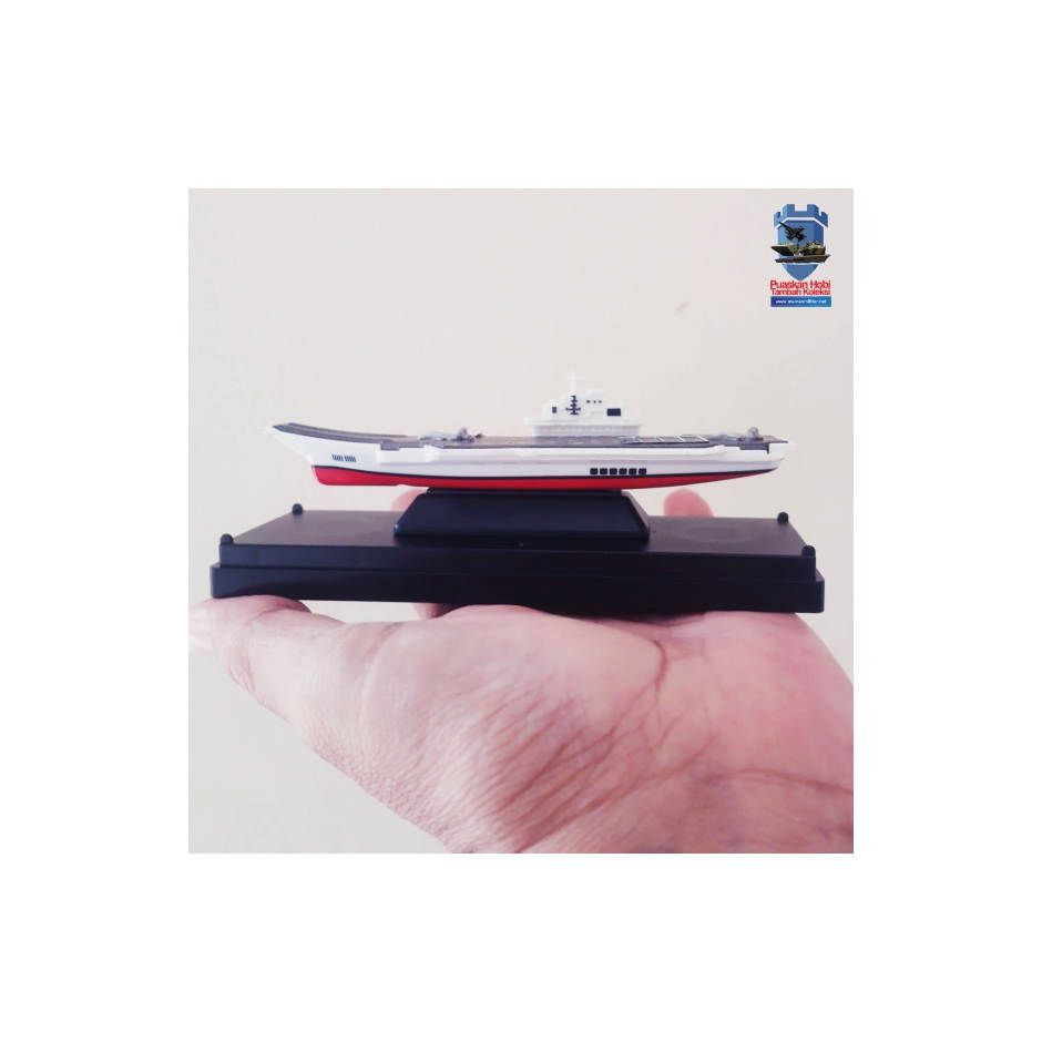 Miniatur Kapal Induk Cina Liaoning