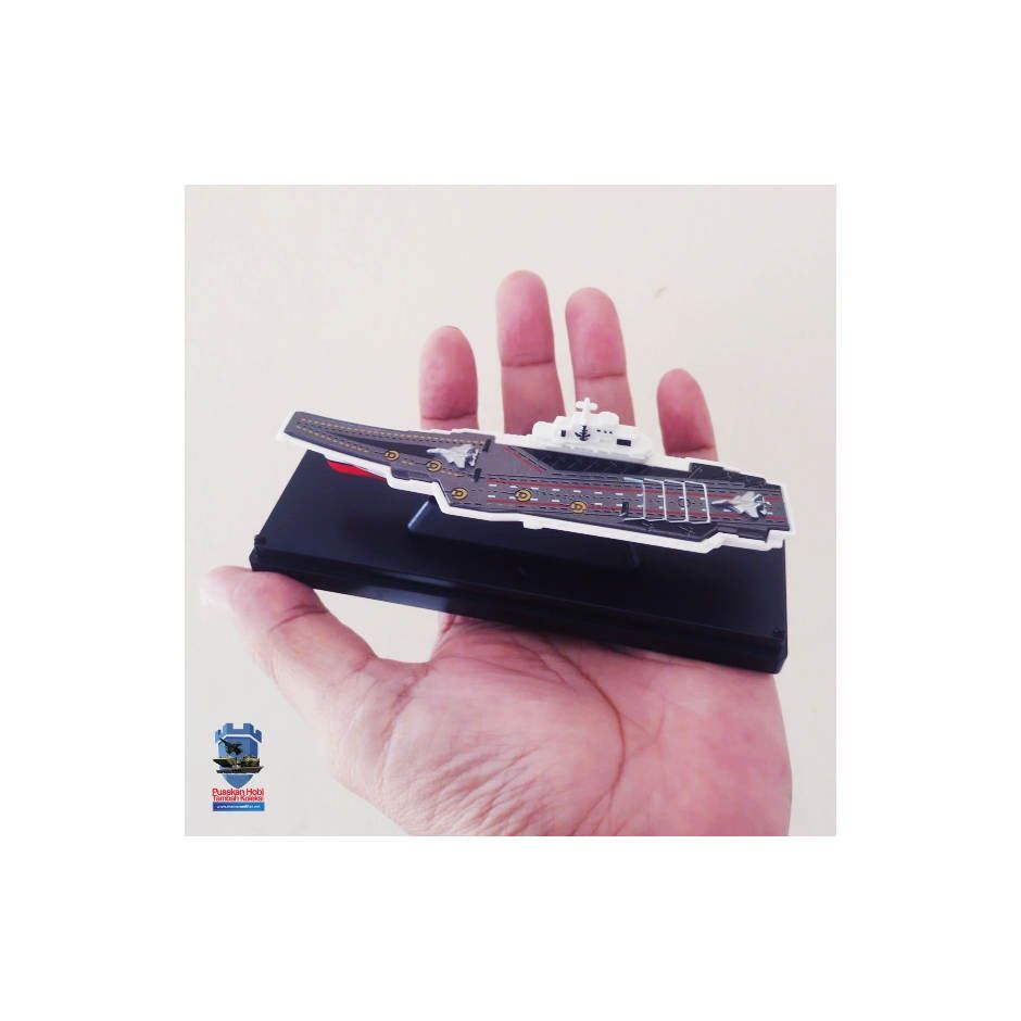 Miniatur Kapal Induk Cina Liaoning