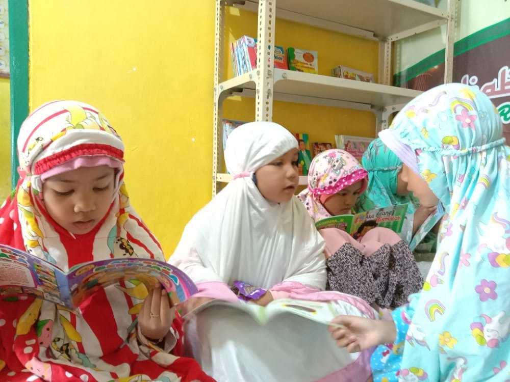 Santri Tahfidz Al-Qur’an Fathiyyah Zahra Abdul Karim Antusias Baca Buku Perpustakaan