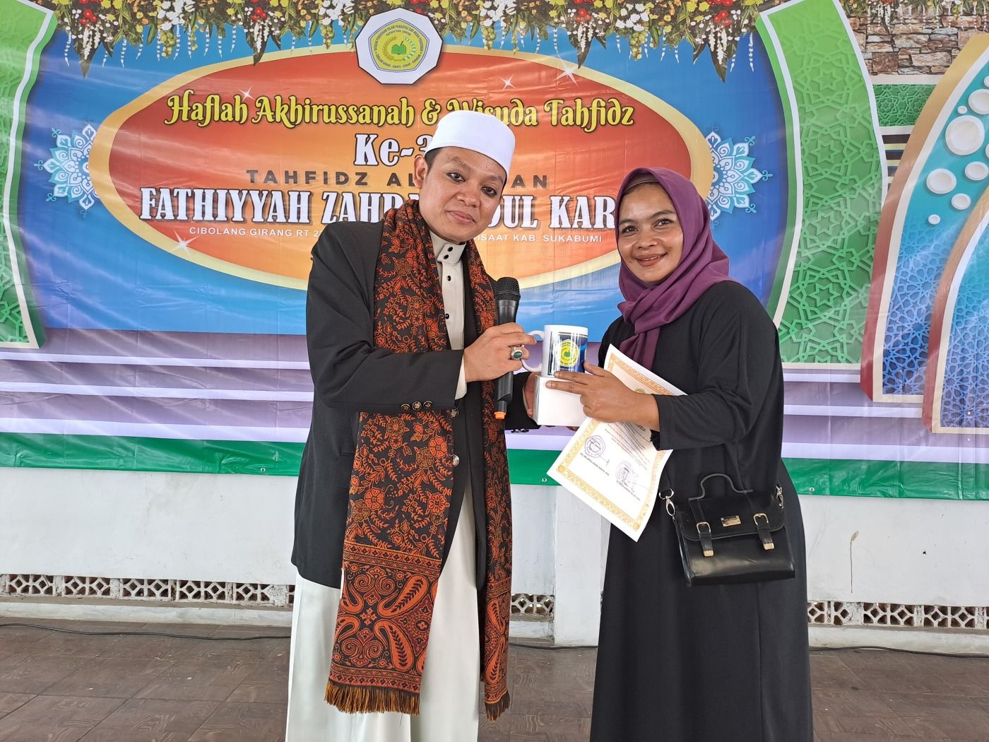 Pimpinan TAFZAK Cisaat Berikan Doorprize untuk Wali Santri