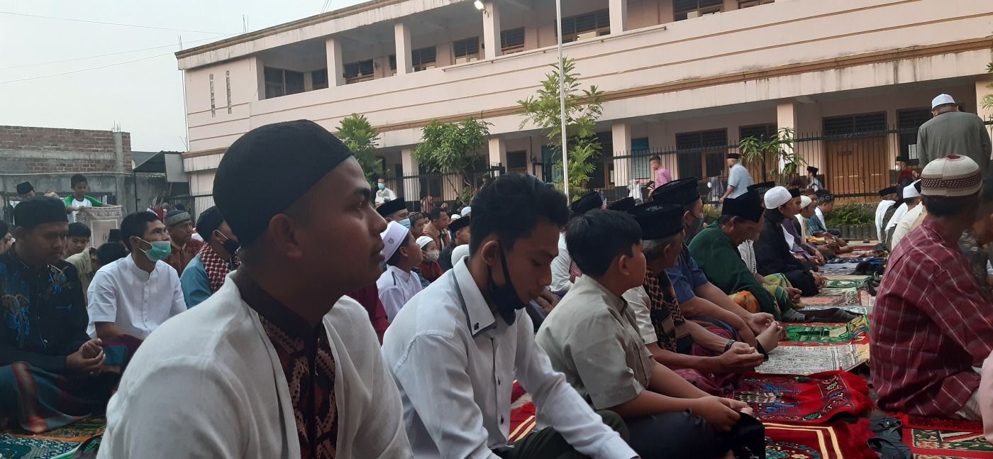 Ustadz Iim Abdul Karim Pimpin Doa Sebelum Pelaksanaan Shalat Idul Fitri