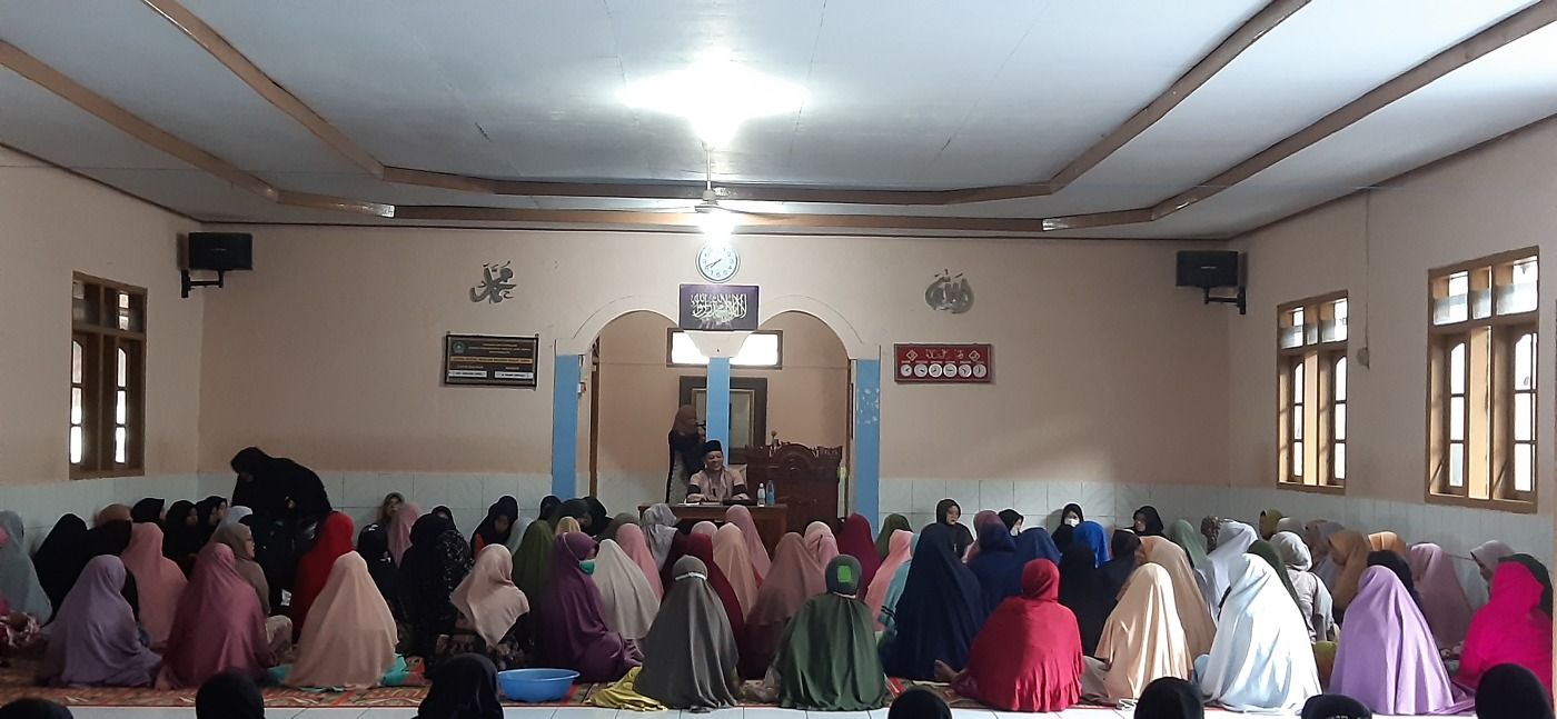 Ustadz Iim Abdul Karim Isi Ceramah di Masjid Jami Baitussalam