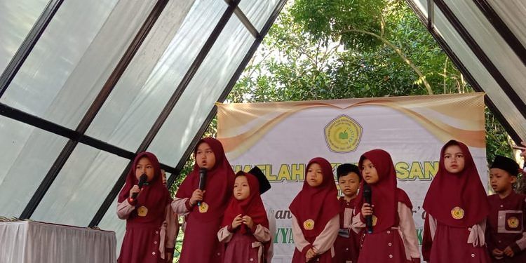 Santri Pesantren Tahfidz Al-Qur’an Fathiyyah Zahra Abdul Karim Lantunkan Shalawat di Acara Haflah Akhirussanah Ke-1