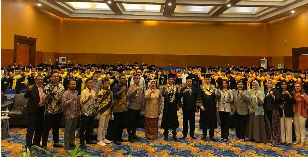 UT  Wisudawan 236  Anak Maluku Ikut Pendidikan Jarak Jauh  Kebutuhan SDM Maluku Berkwalitas