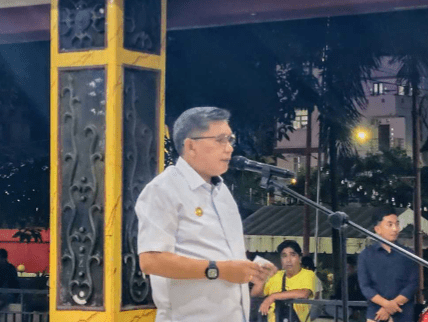 Wali Kota Serahkan Piala Juara LGJI Di tribun Ambon