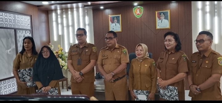 Kadisbud Serahkan SK Plt Gubernur Bagi 4 Kepsek, Haruskah Tingkat Mutu-Kealitas Bagi Maluku Pung Bae