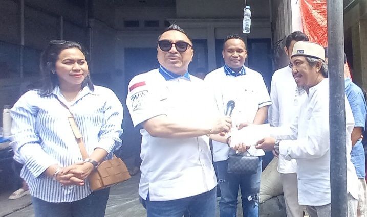 BMW DIDAMPING KADER DEMOKRAT SERAHKAN 1 EKOR SAPI DAN UANG 10 JUTA DIJALAN BARU