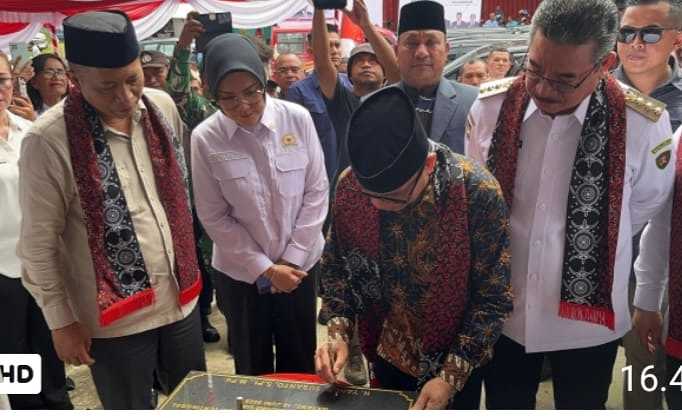 MENDES PDT RI RESMIKAN KOPERASI DESA MERAH PUTIH DI WAYAME KOTA AMBON