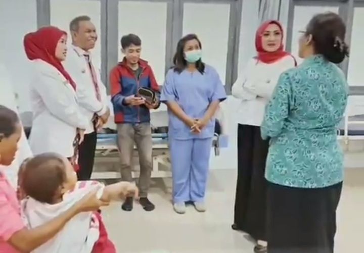 Pj Bupati Indey &Istri Bersyukur Atas Kasih Tulus Ina Latu Maluku Pasca Operasi 2 Bocah KKT