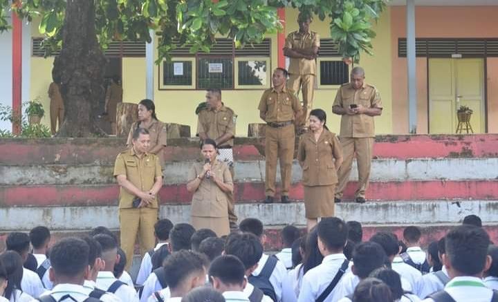 LAURENS : 333 SISWA SMA N 4 UJIAN GUNAKAN HP ANDROID