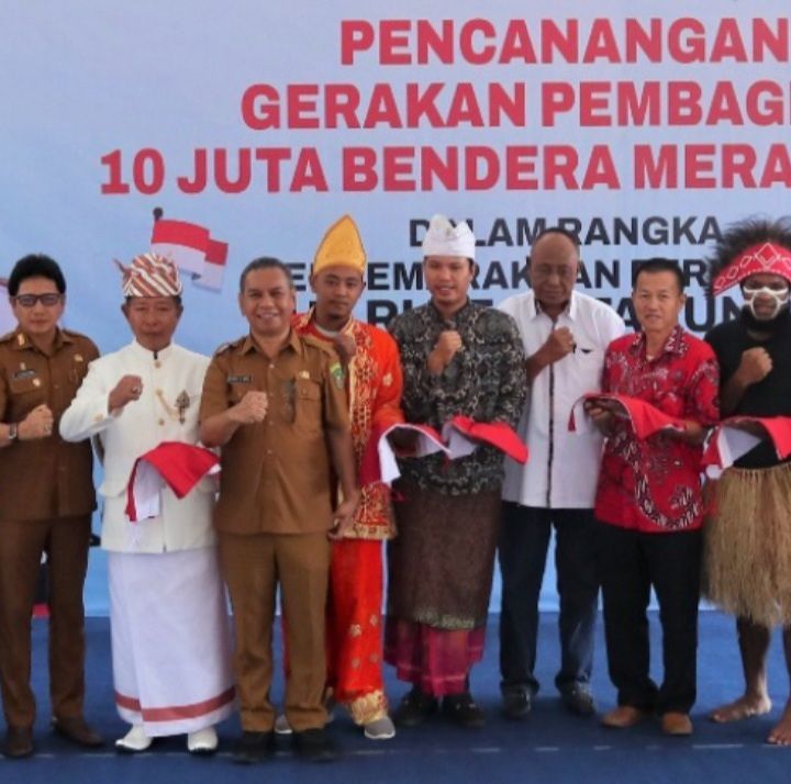 SEMARAKKAN HUT RI KE-78, PEMPROV MALUKU BAGIKAN 5.275 BENDERA MERAH PUTIH