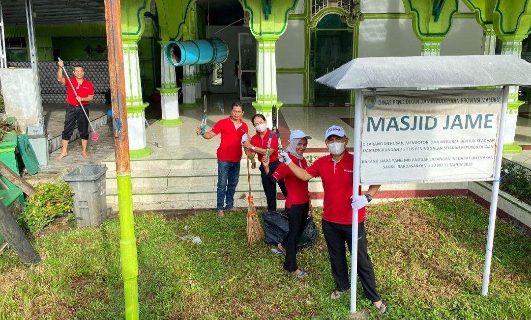 JELANG RAMADHAN TIM SWISS-BELHOTEL BERSIHKAN MASJID JAME 