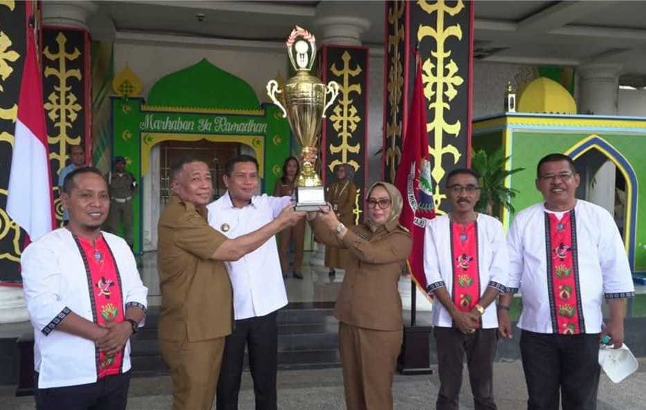 Ketua Kontingen-Ketua LPDP Serahkan Tropy Piala Bergilir Pesparawi XII Ke Wali Kota  Jadi Piala Tetap