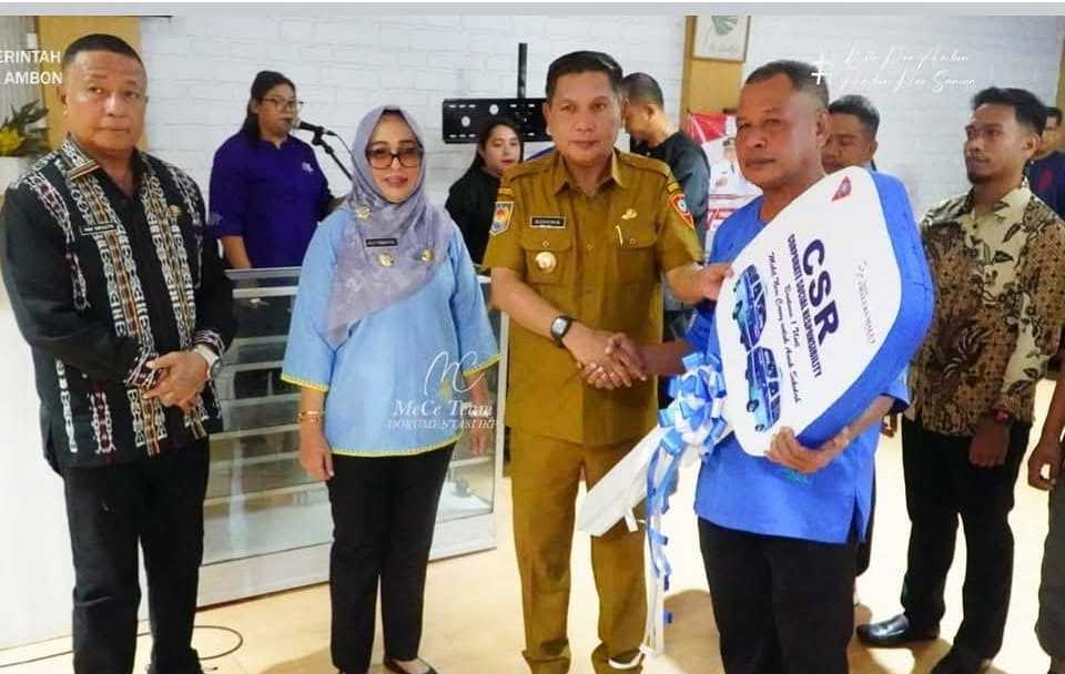 Raja Hukurila Terima Bantuan Mobil  CSR Dari Wali kota Ambon