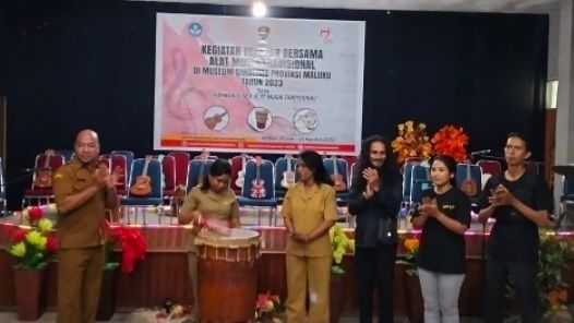 MUSEUM  SIWALIMA : TERUS PERKENALKAN ALAT MUSIK TRADISIONSL KEPADA PARA PELAJAR 