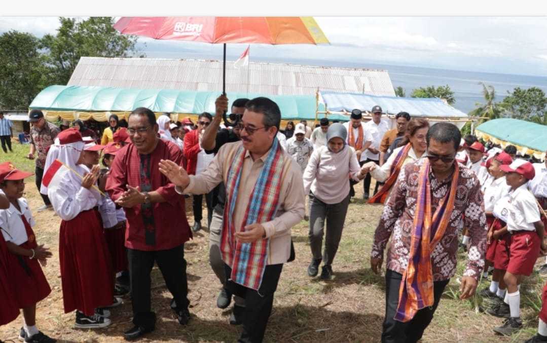 Gub : Letakan Batu Pertama Pembangunan SMA N 65 Kaitetu Tonggak Baru Pendidikan