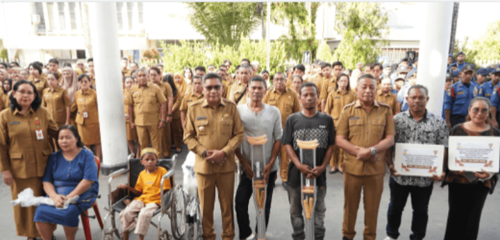 Wali Kota Ambon Terus Berikan Perhatikan Masyarakat  Yang Berkekurangan 