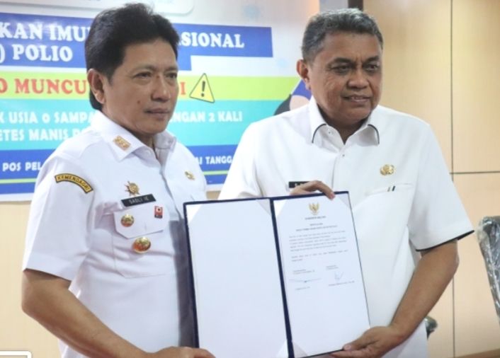 JELANG PIN POLIO, SADALI SERAHKAN VAKSIN POLIO SECARA SIMBOLIS KEPADA 11 KAB/KOTA DITERIMA PJ WALIKOTA AMBON