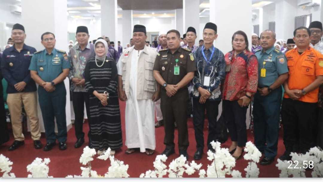 GUB :  MELEPAS JEMAAH CALON HAJI PROVINSI MALUKU SEBANYAK  1076