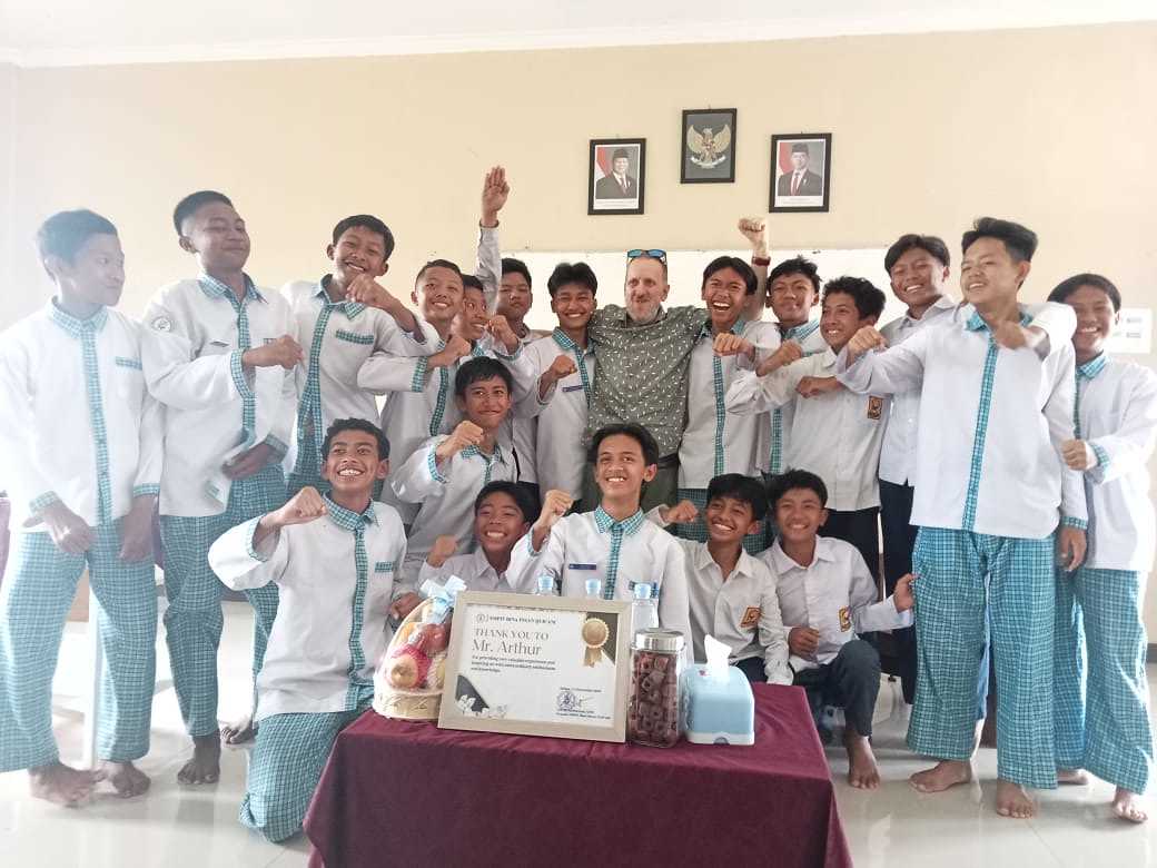 Perlunya Native Speaker dalam Program Pembiasaan Bilingual di SMPIT Bina Insan Qurani