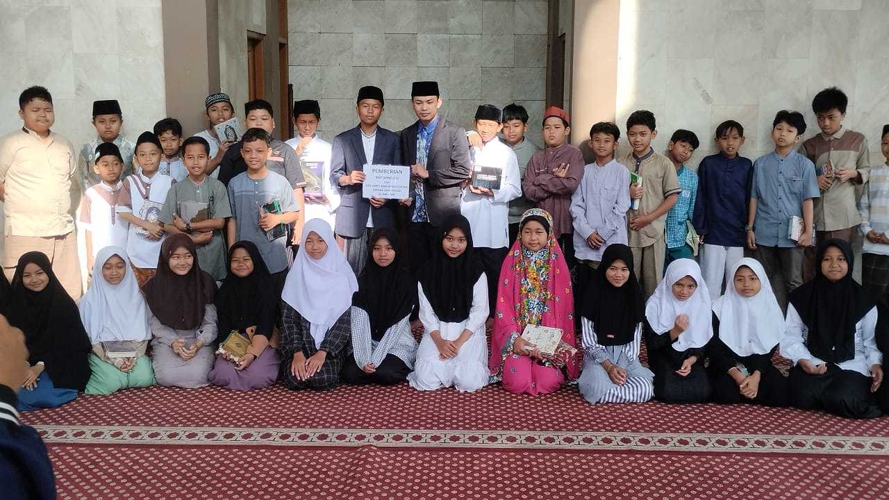 Santri SMPIT BIQ Berbagi di Hari Santri: Bantuan Mic Wireless dan Mic Mimbar untuk Masjid Al Amanah