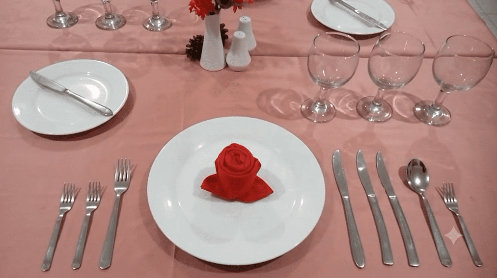 Praktik Penataan Meja Makan (Table Setting): Menerapkan Standar Pelayanan Fine Dining