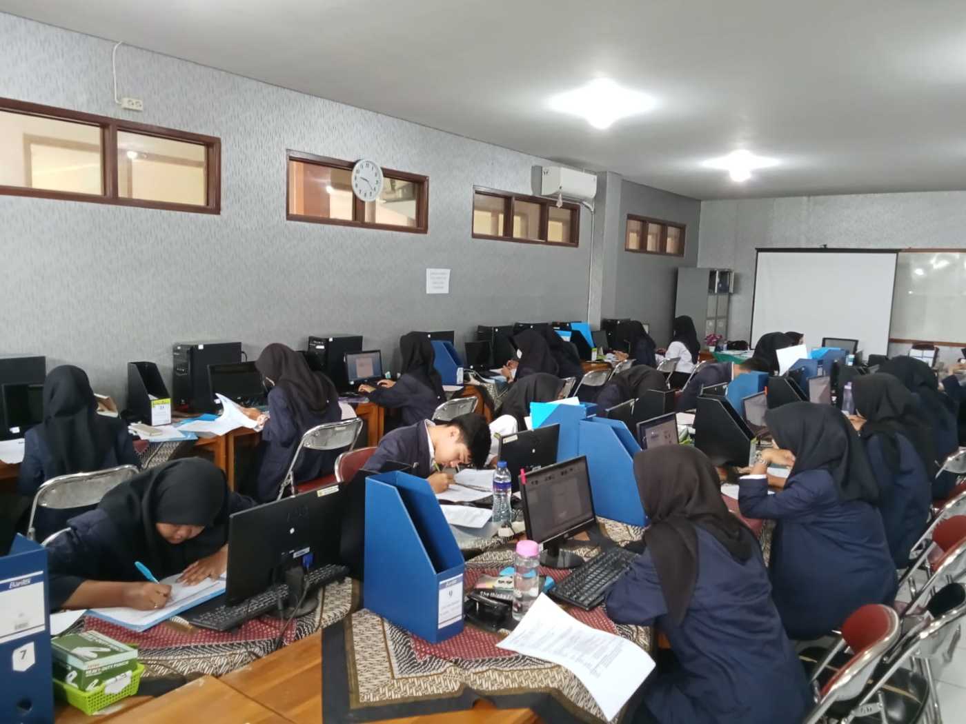 Mengintip Keseruan Praktik Kearsipan Siswa MPLB SMKS Bandung Barat: Siap Jadi Tenaga Profesional Masa Kini!