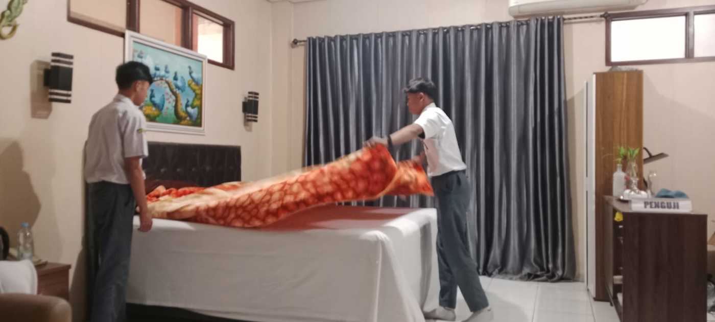Praktik Making Bed: Menerapkan Standar Profesional Housekeeping di Dunia Perhotelan
