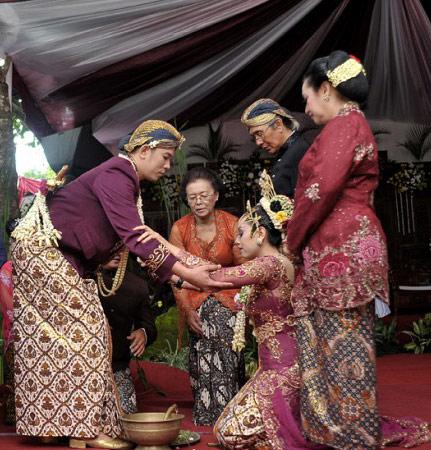 Melaksanakan Pernikahan Dalam Dua Adat?? Ini Tipsnya